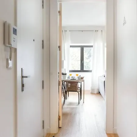 Spacious In With Terrace And Free Netflix Apartment *